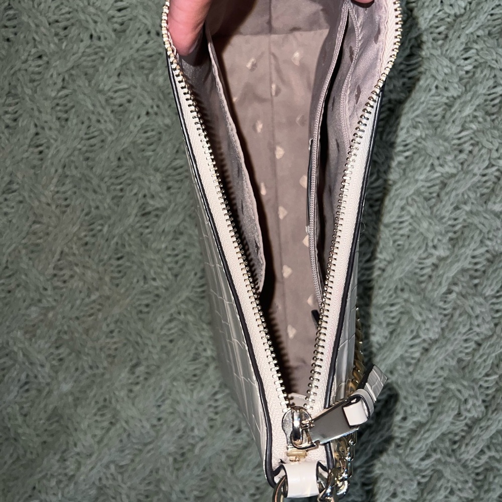 Kate Spade Shoulder Bag with Gold Chain and Textured Surface - Picture 5 of 6